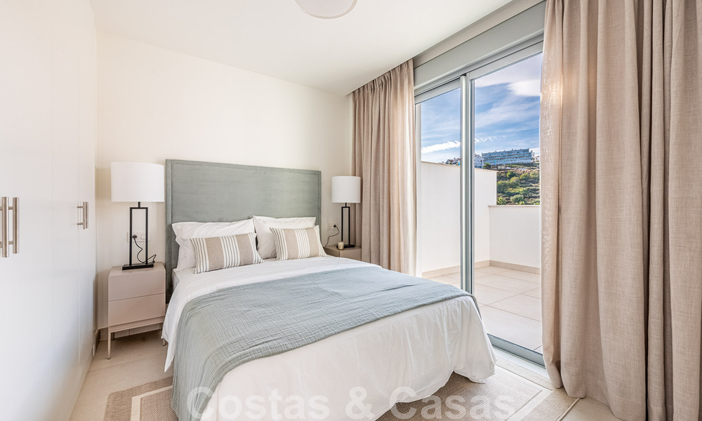 Move-in ready, spacious penthouse for sale with private pool and panoramic golf and sea views, adjacent to a golf club in Mijas, Costa del Sol 50506