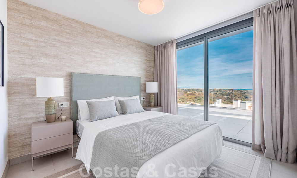 Move-in ready, spacious penthouse for sale with private pool and panoramic golf and sea views, adjacent to a golf club in Mijas, Costa del Sol 50512