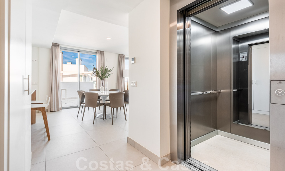 Move-in ready, spacious penthouse for sale with private pool and panoramic golf and sea views, adjacent to a golf club in Mijas, Costa del Sol 50514