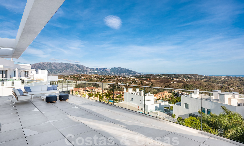 Move-in ready, spacious penthouse for sale with private pool and panoramic golf and sea views, adjacent to a golf club in Mijas, Costa del Sol 50518