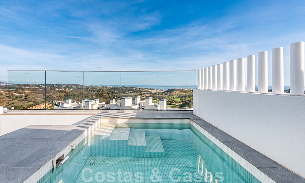 Move-in ready, spacious penthouse for sale with private pool and panoramic golf and sea views, adjacent to a golf club in Mijas, Costa del Sol 50519