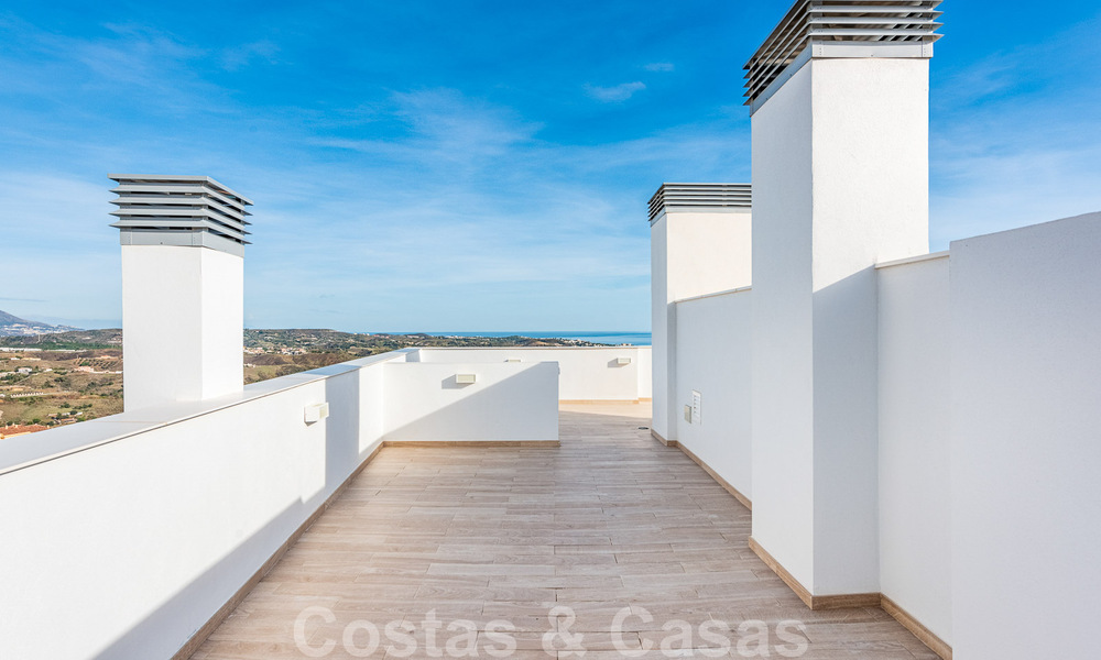 Move-in ready, spacious penthouse for sale with private pool and panoramic golf and sea views, adjacent to a golf club in Mijas, Costa del Sol 50520