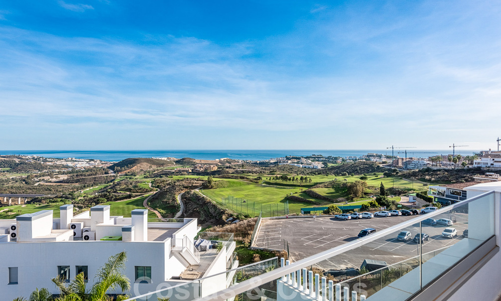 Move-in ready, spacious penthouse for sale with private pool and panoramic golf and sea views, adjacent to a golf club in Mijas, Costa del Sol 50522