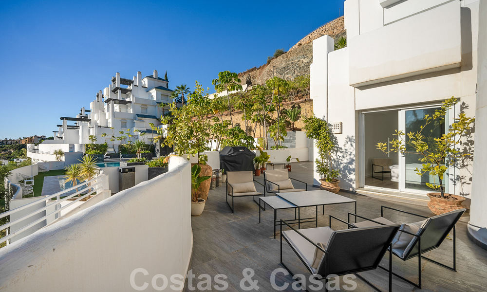 Spacious apartment for sale with spacious terraces and undisturbed sea views in Benahavis - Marbella 50690