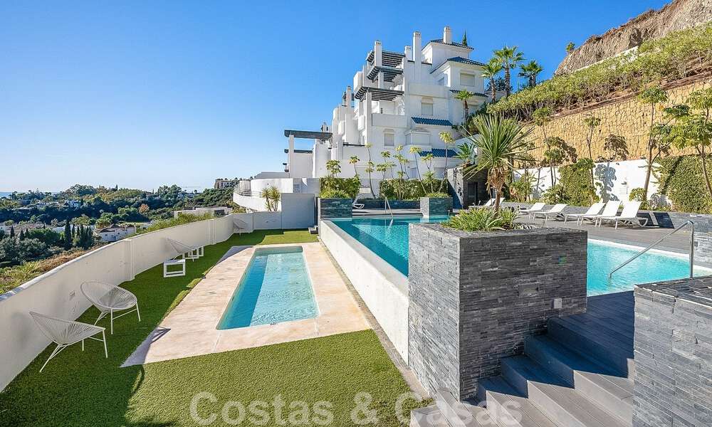 Spacious apartment for sale with spacious terraces and undisturbed sea views in Benahavis - Marbella 50697