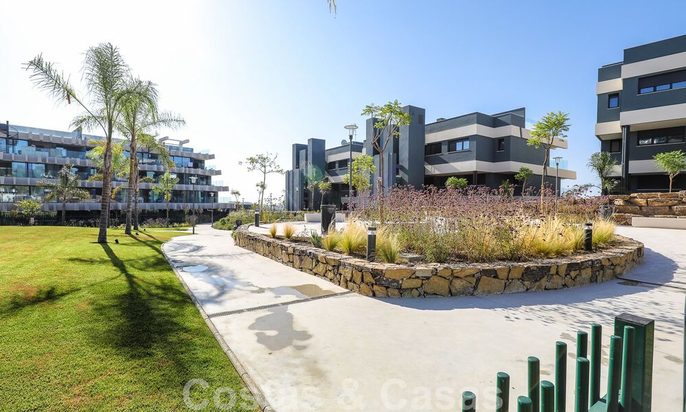 Move-in ready, modern 3-bedroom apartment for sale in a golf resort on the New Golden Mile, between Marbella and Estepona 50782