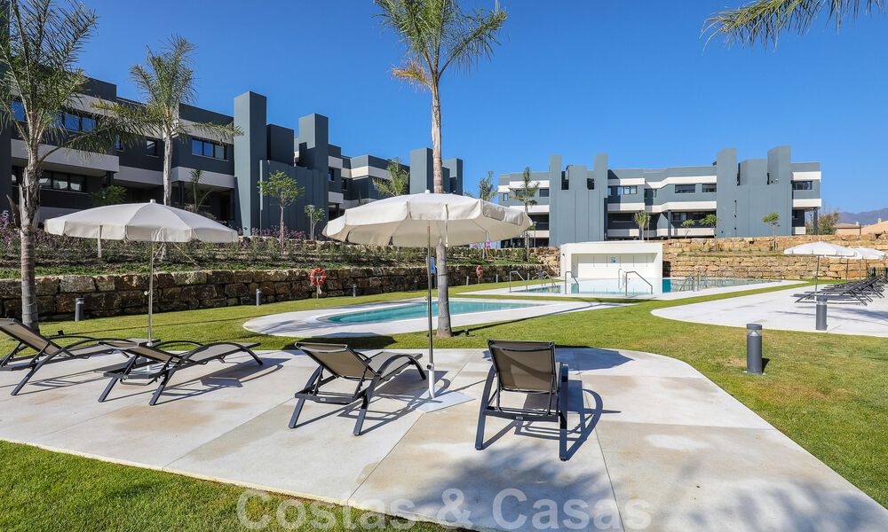 Move-in ready, modern 3-bedroom apartment for sale in a golf resort on the New Golden Mile, between Marbella and Estepona 50783