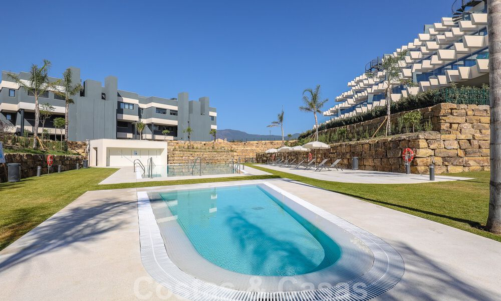 Move-in ready, modern 3-bedroom apartment for sale in a golf resort on the New Golden Mile, between Marbella and Estepona 50787