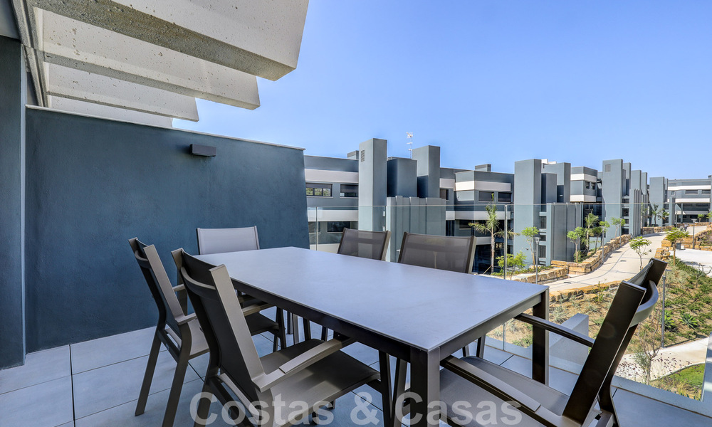 Move-in ready, modern 3-bedroom apartment for sale in a golf resort on the New Golden Mile, between Marbella and Estepona 50814