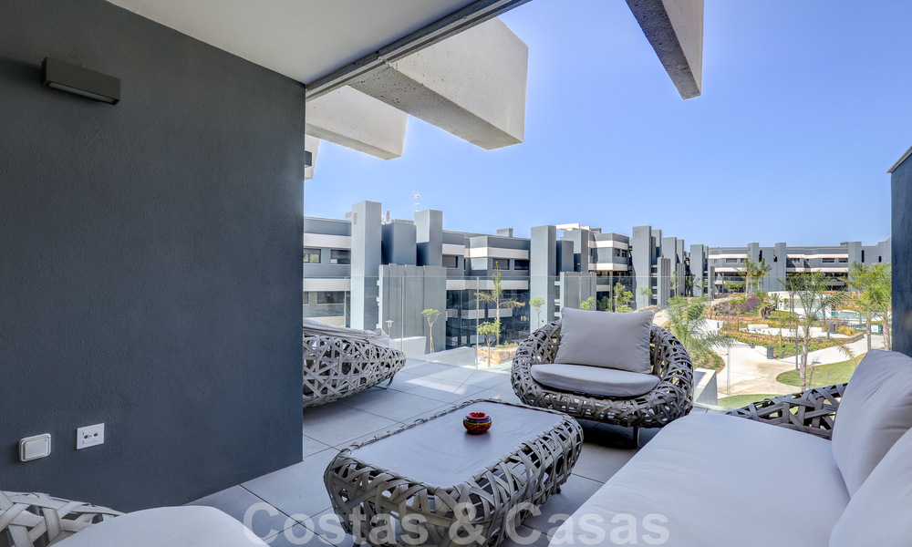 Move-in ready, modern 3-bedroom apartment for sale in a golf resort on the New Golden Mile, between Marbella and Estepona 50821