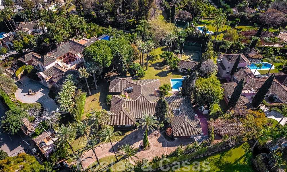 Detached Mediterranean-style luxury villa for sale a stone's throw from the beach and amenities in prestigious Guadalmina Baja in Marbella 51241