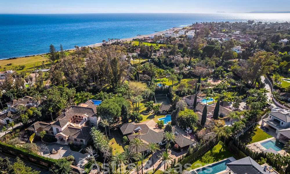 Detached Mediterranean-style luxury villa for sale a stone's throw from the beach and amenities in prestigious Guadalmina Baja in Marbella 51244