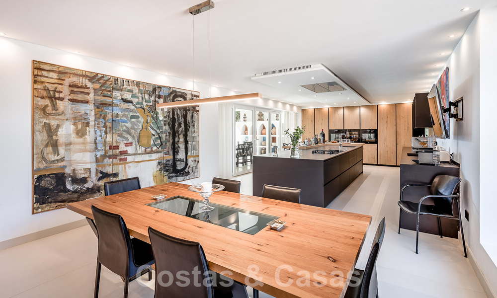 Detached Mediterranean-style luxury villa for sale a stone's throw from the beach and amenities in prestigious Guadalmina Baja in Marbella 51258