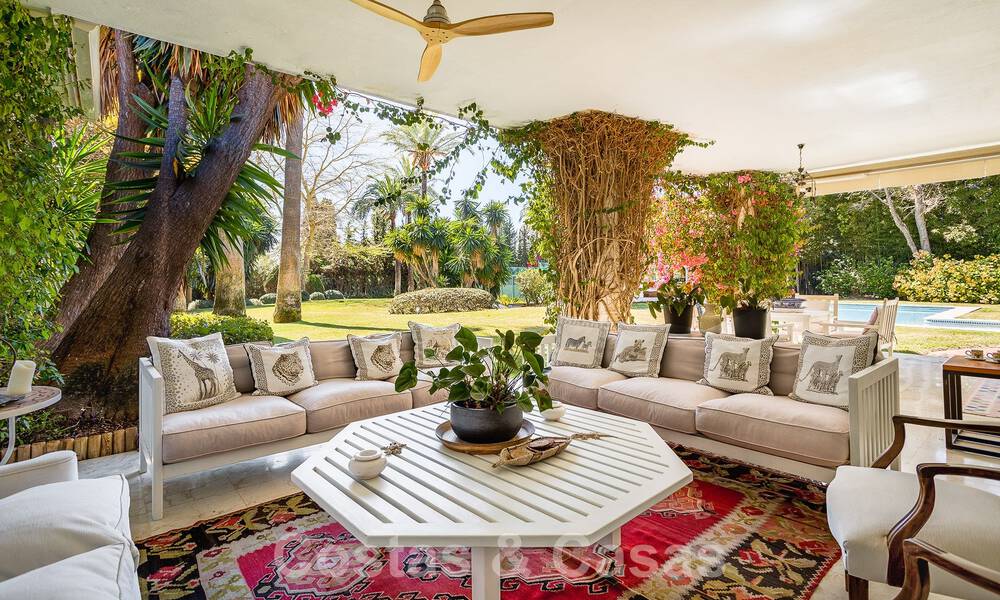 Detached Mediterranean-style luxury villa for sale a stone's throw from the beach and amenities in prestigious Guadalmina Baja in Marbella 51260