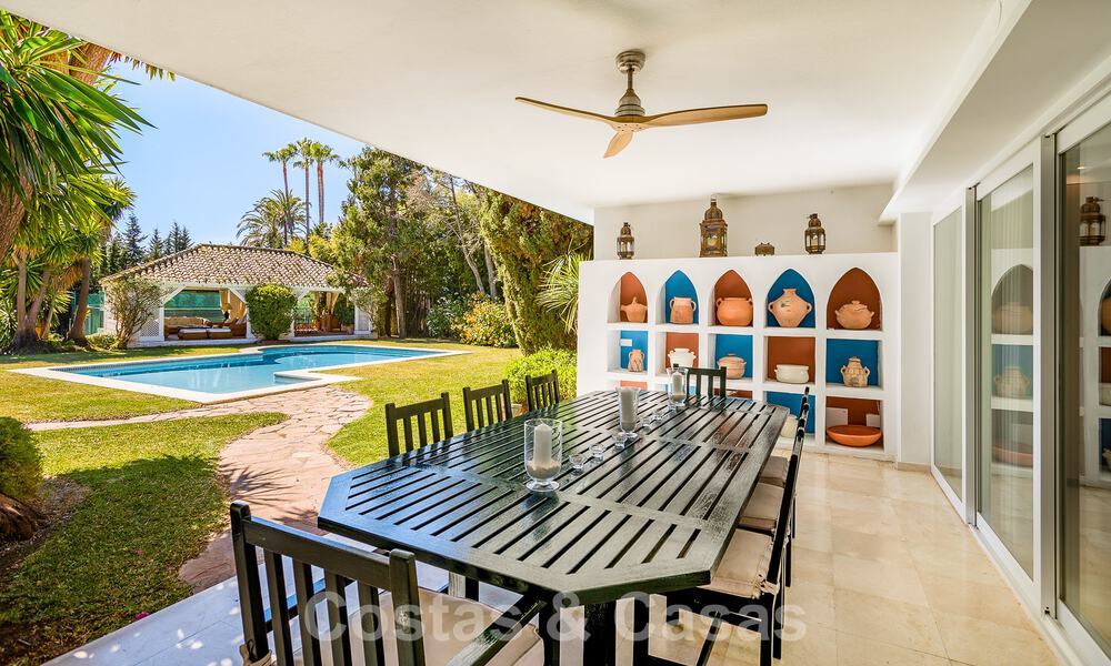 Detached Mediterranean-style luxury villa for sale a stone's throw from the beach and amenities in prestigious Guadalmina Baja in Marbella 51262