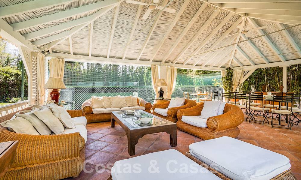 Detached Mediterranean-style luxury villa for sale a stone's throw from the beach and amenities in prestigious Guadalmina Baja in Marbella 51263