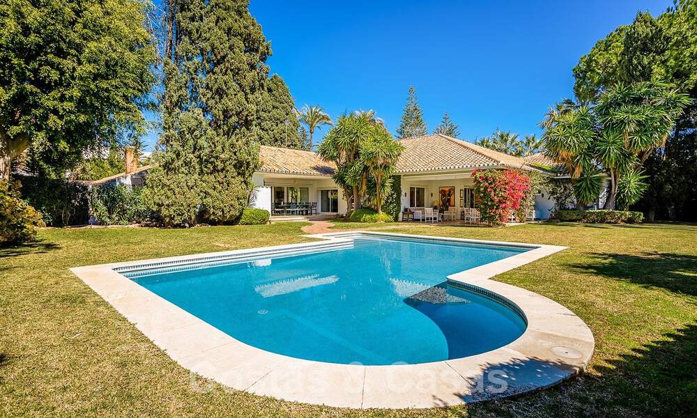 Detached Mediterranean-style luxury villa for sale a stone's throw from the beach and amenities in prestigious Guadalmina Baja in Marbella 51264