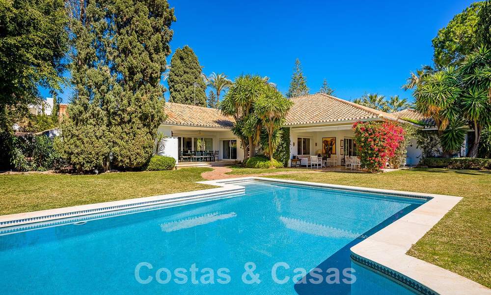 Detached Mediterranean-style luxury villa for sale a stone's throw from the beach and amenities in prestigious Guadalmina Baja in Marbella 51265