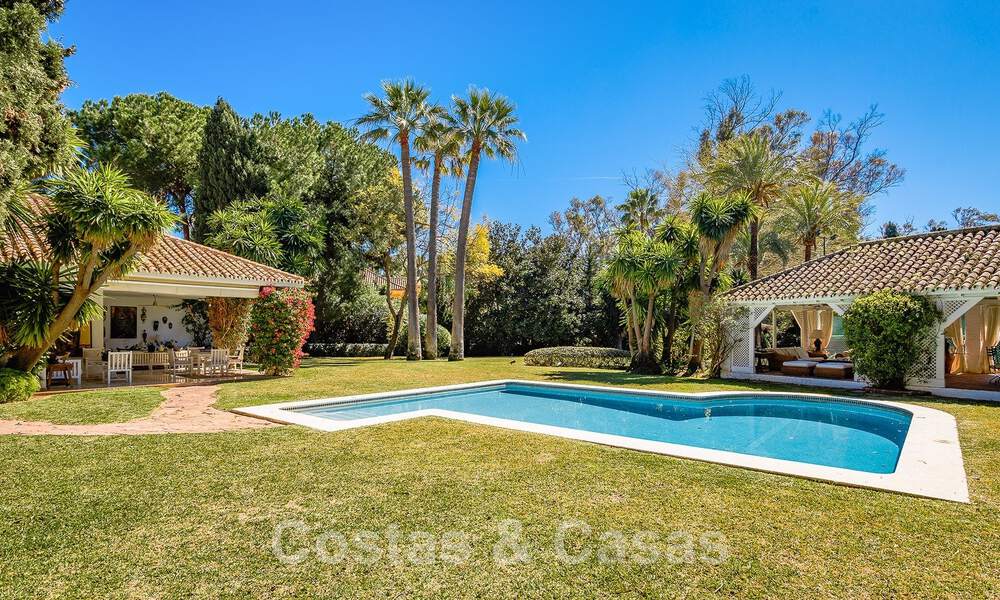 Detached Mediterranean-style luxury villa for sale a stone's throw from the beach and amenities in prestigious Guadalmina Baja in Marbella 51266