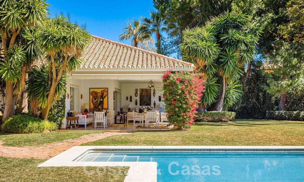 Detached Mediterranean-style luxury villa for sale a stone's throw from the beach and amenities in prestigious Guadalmina Baja in Marbella 51267