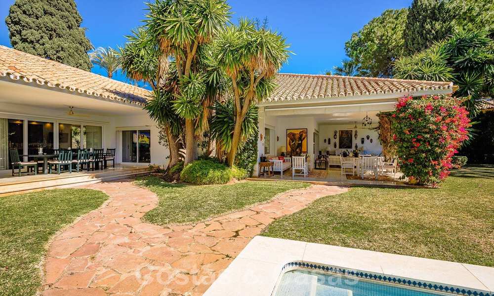 Detached Mediterranean-style luxury villa for sale a stone's throw from the beach and amenities in prestigious Guadalmina Baja in Marbella 51268