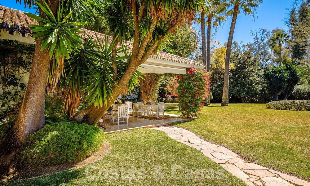 Detached Mediterranean-style luxury villa for sale a stone's throw from the beach and amenities in prestigious Guadalmina Baja in Marbella 51269