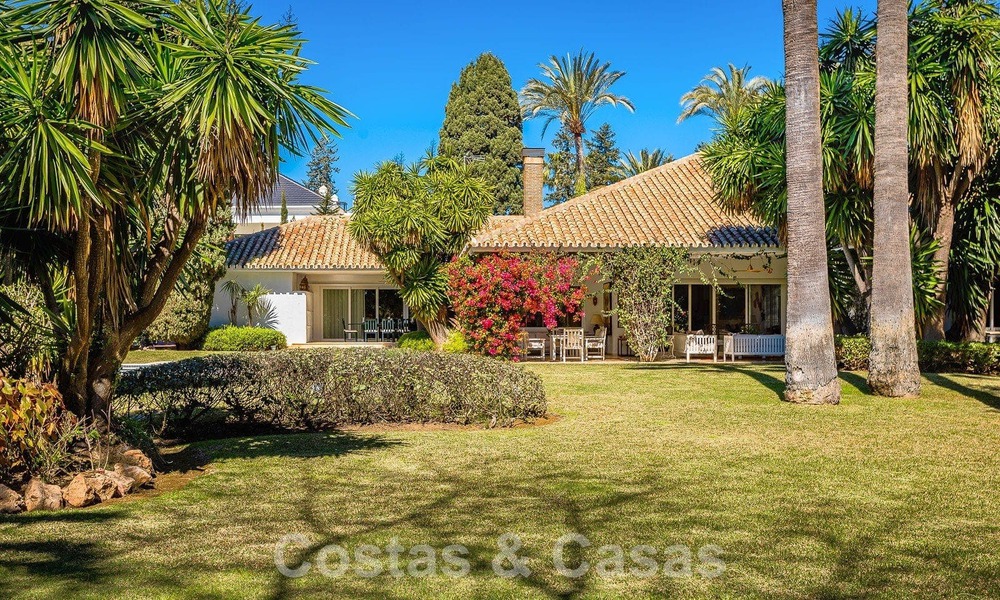 Detached Mediterranean-style luxury villa for sale a stone's throw from the beach and amenities in prestigious Guadalmina Baja in Marbella 51274