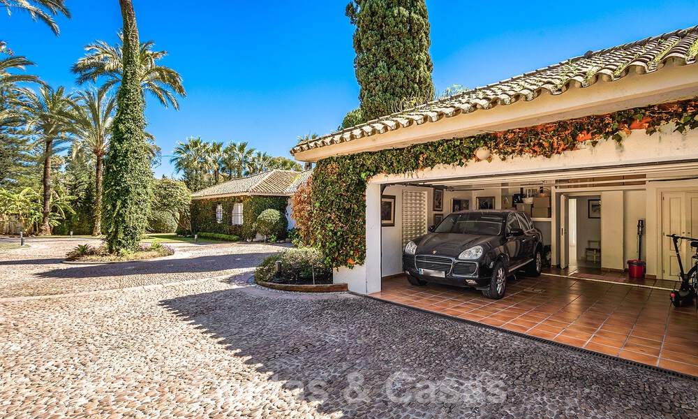 Detached Mediterranean-style luxury villa for sale a stone's throw from the beach and amenities in prestigious Guadalmina Baja in Marbella 51278