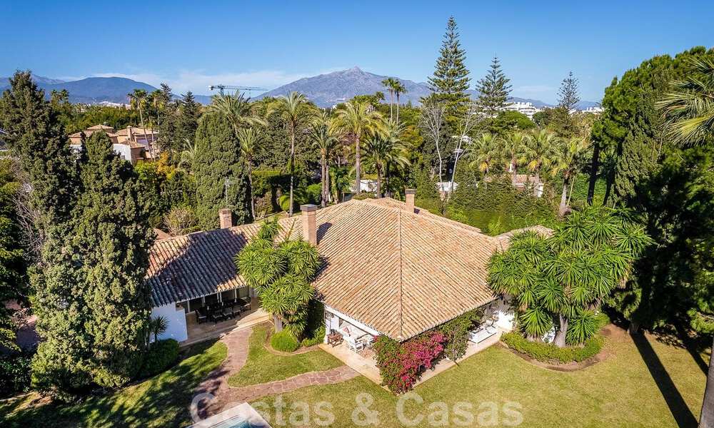 Detached Mediterranean-style luxury villa for sale a stone's throw from the beach and amenities in prestigious Guadalmina Baja in Marbella 51279