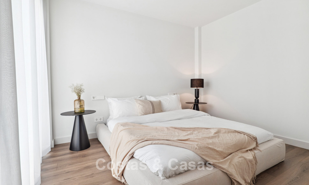 New luxury villa for sale with a contemporary architectural style located in a secure community of Nueva Andalucia, Marbella 782509