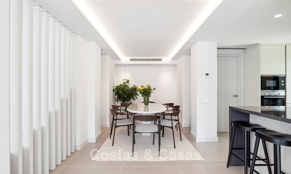 New luxury villa for sale with a contemporary architectural style located in a secure community of Nueva Andalucia, Marbella 782510