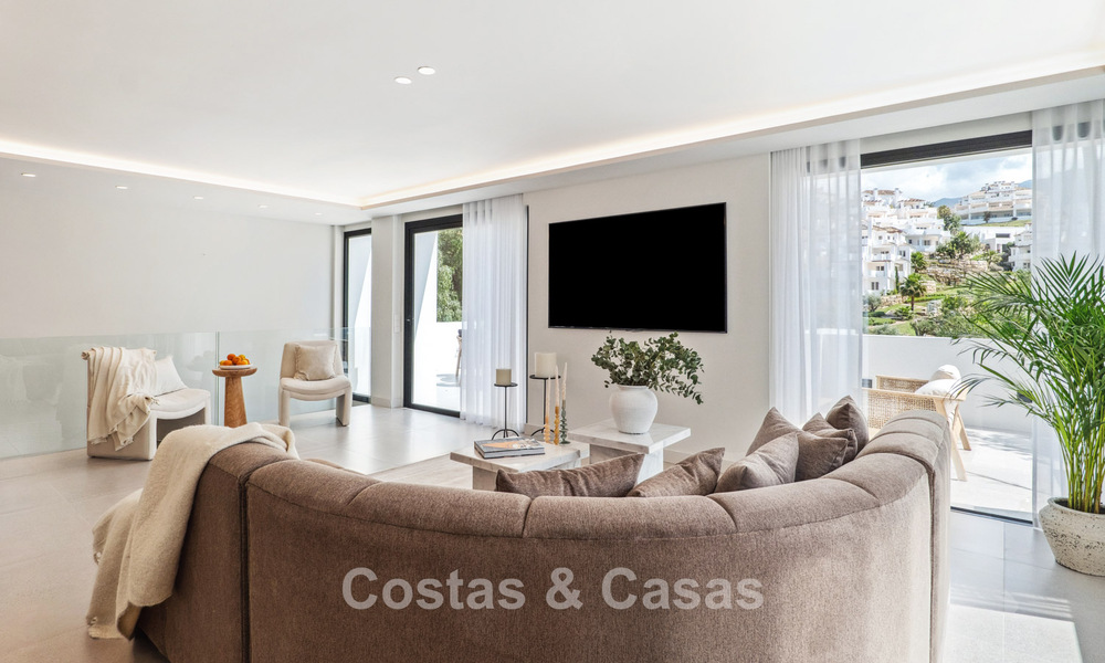 New luxury villa for sale with a contemporary architectural style located in a secure community of Nueva Andalucia, Marbella 782512
