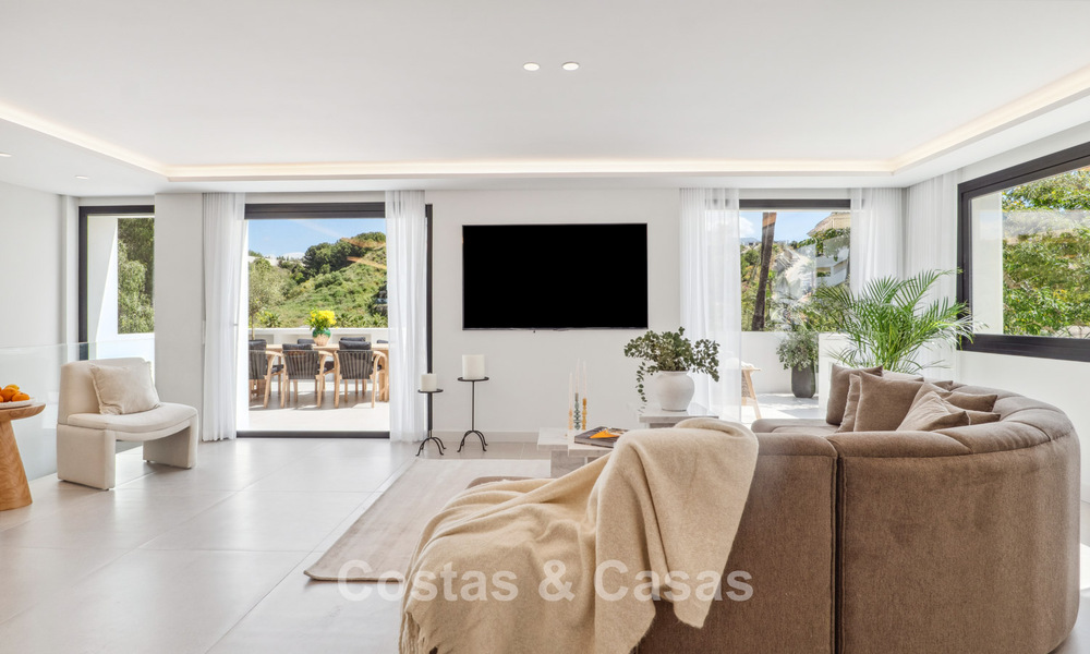 New luxury villa for sale with a contemporary architectural style located in a secure community of Nueva Andalucia, Marbella 782513