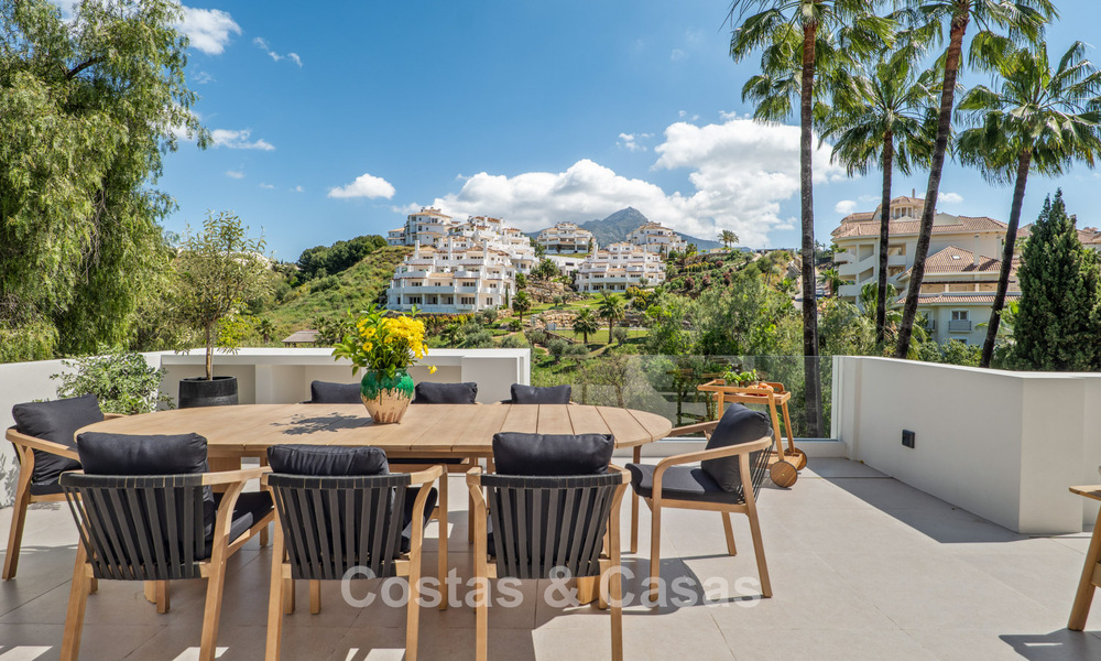 New luxury villa for sale with a contemporary architectural style located in a secure community of Nueva Andalucia, Marbella 782515