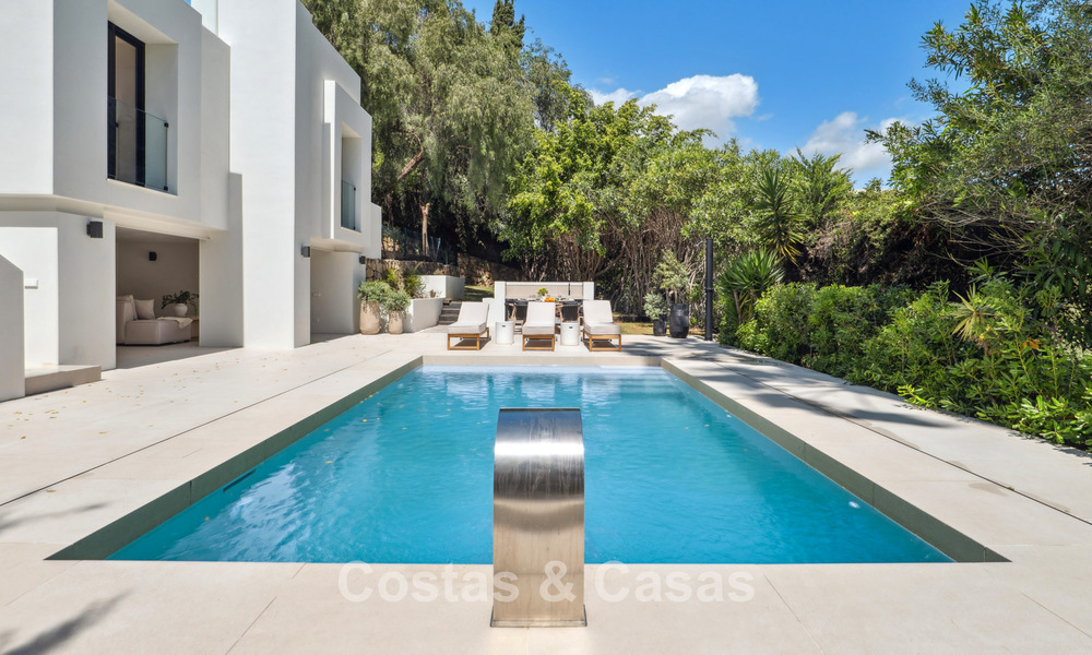 New luxury villa for sale with a contemporary architectural style located in a secure community of Nueva Andalucia, Marbella 782518