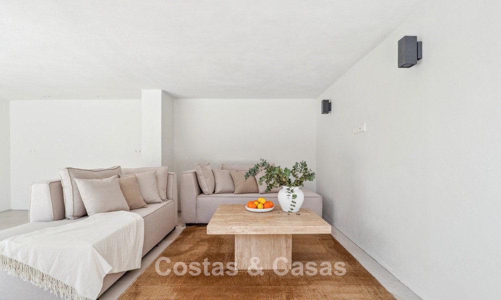 New luxury villa for sale with a contemporary architectural style located in a secure community of Nueva Andalucia, Marbella 782519
