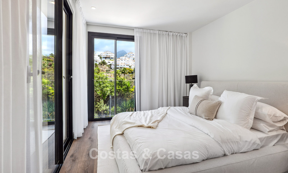 New luxury villa for sale with a contemporary architectural style located in a secure community of Nueva Andalucia, Marbella 782520
