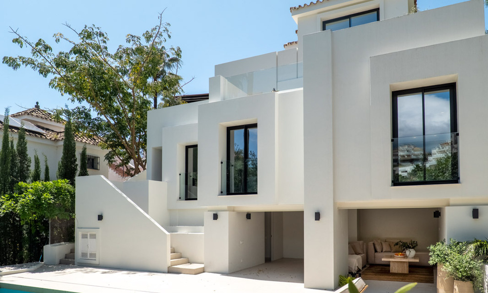 New luxury villa for sale with a contemporary architectural style located in a secure community of Nueva Andalucia, Marbella 782525