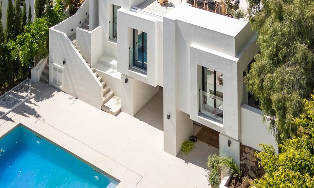 New luxury villa for sale with a contemporary architectural style located in a secure community of Nueva Andalucia, Marbella 782527