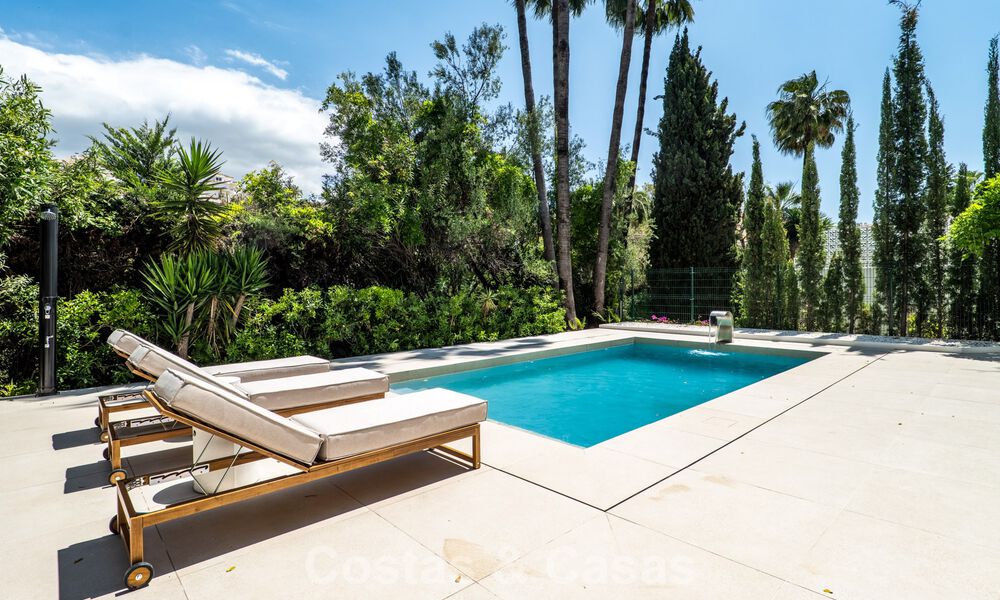 New luxury villa for sale with a contemporary architectural style located in a secure community of Nueva Andalucia, Marbella 782530