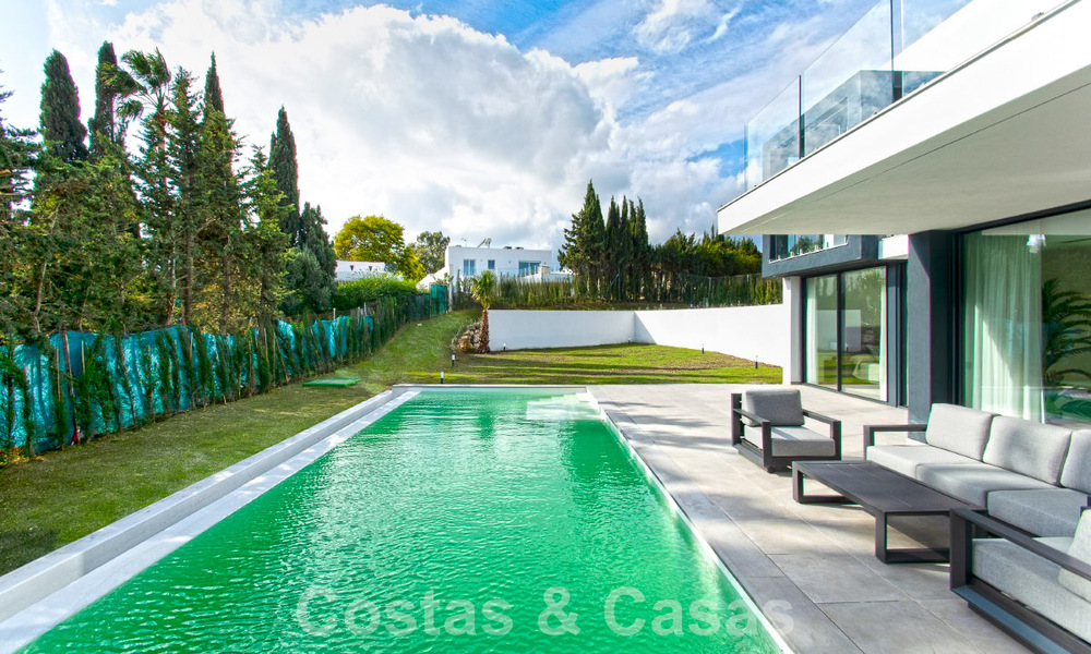 Move-in ready luxury villa for sale with fantastic sea views located in a golf resort near Estepona centre 52458