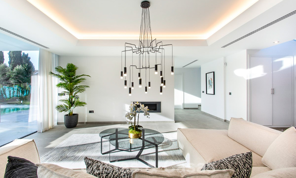 Move-in ready luxury villa for sale with fantastic sea views located in a golf resort near Estepona centre 52466