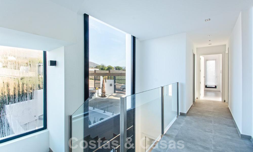 Move-in ready luxury villa for sale with fantastic sea views located in a golf resort near Estepona centre 52471