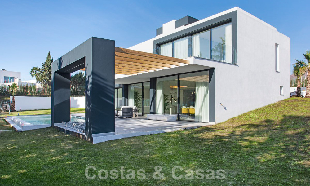 Move-in ready luxury villa for sale with fantastic sea views located in a golf resort near Estepona centre 52474