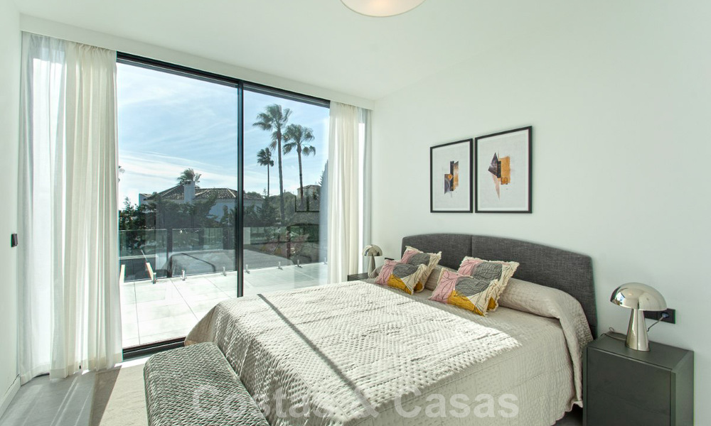 Move-in ready luxury villa for sale with fantastic sea views located in a golf resort near Estepona centre 52480