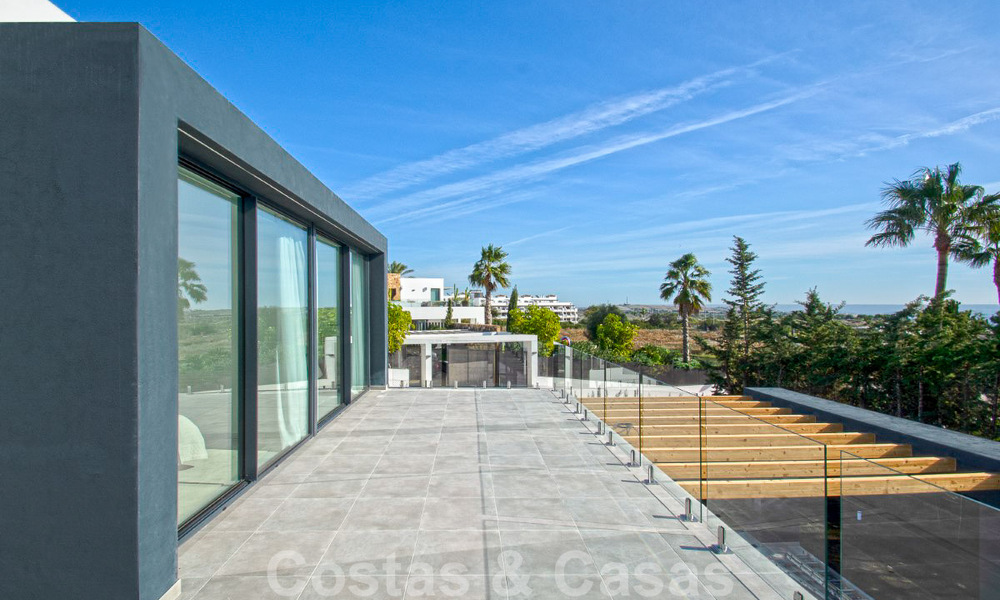 Move-in ready luxury villa for sale with fantastic sea views located in a golf resort near Estepona centre 52484
