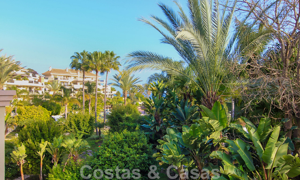 Spacious luxury apartment for sale in high-end frontline beach complex in Puerto Banus, Marbella 51575
