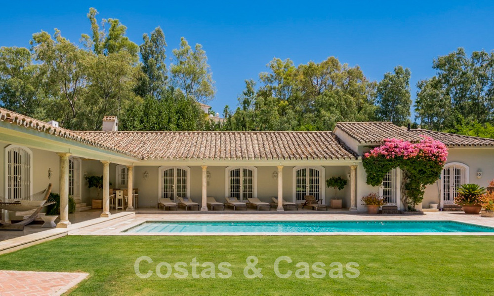 Spanish villa for sale with Mediterranean architecture and large garden located near San Pedro in Marbella - Benahavis 52488