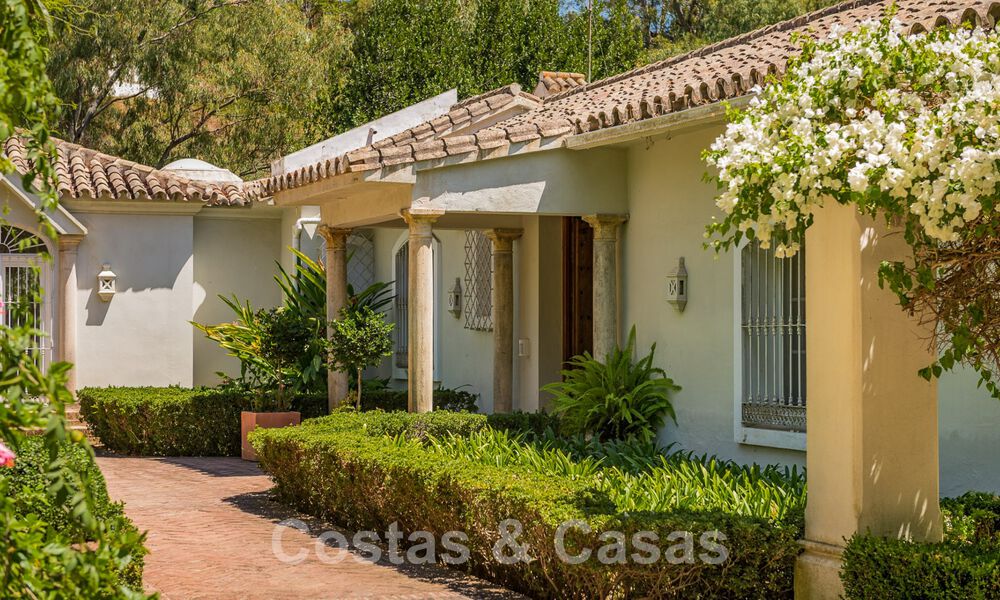 Spanish villa for sale with Mediterranean architecture and large garden located near San Pedro in Marbella - Benahavis 52490