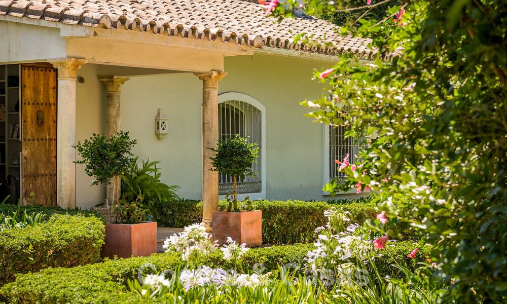 Spanish villa for sale with Mediterranean architecture and large garden located near San Pedro in Marbella - Benahavis 52492